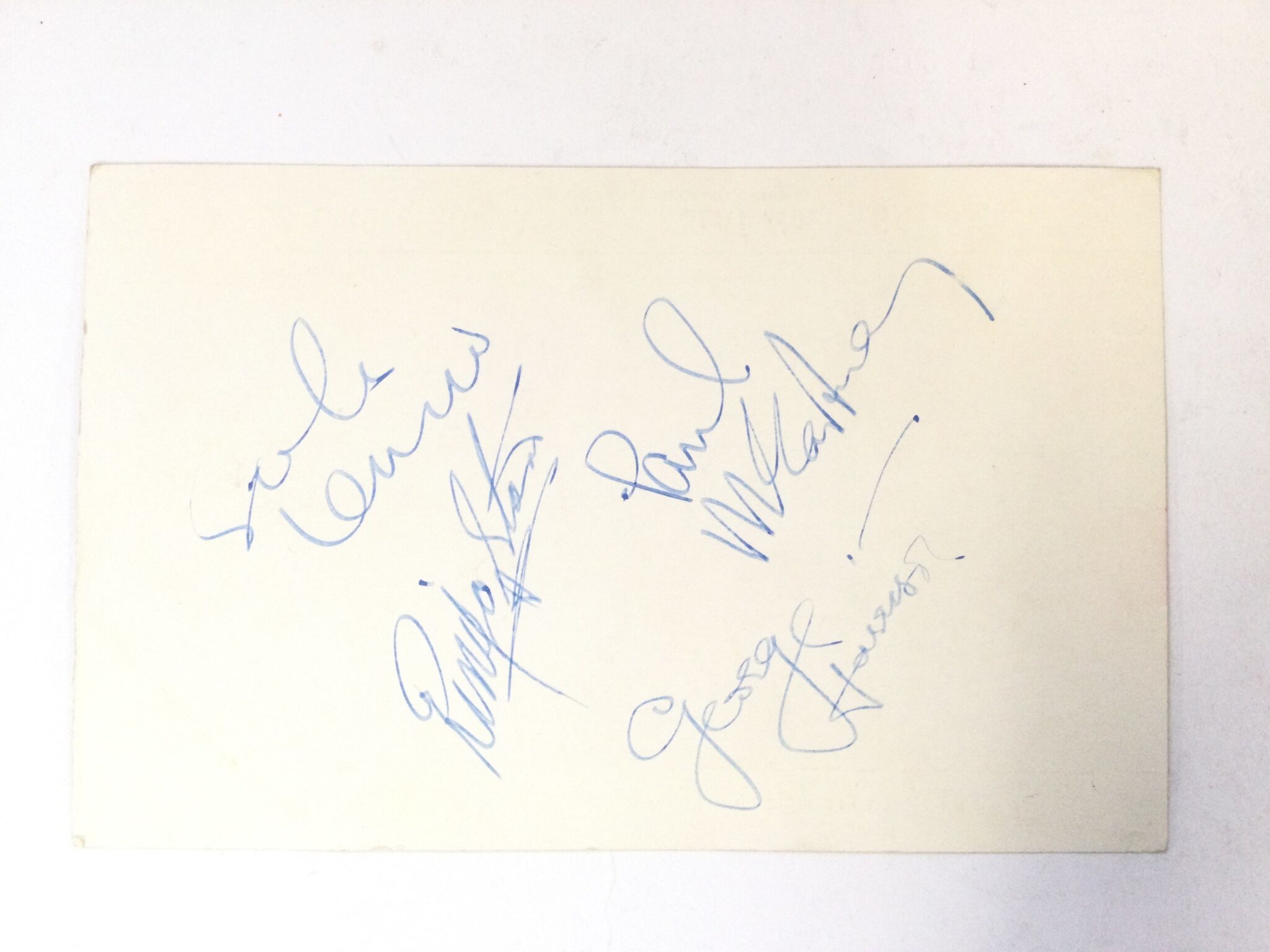 ビートルズのサイン入り映画チケットがオークションハウスの記録を更新