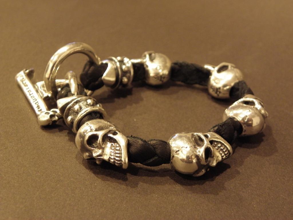 5スカル ウイズ2ボロー ネック レザー ブレスレット - ガボラトリー