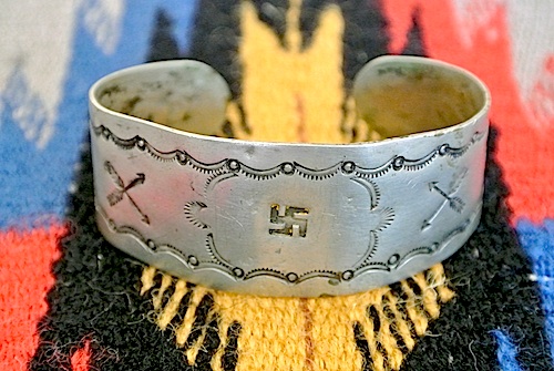 1930〜1940年代 インディアンジュエリー ナバホ族卍バングル | TAU