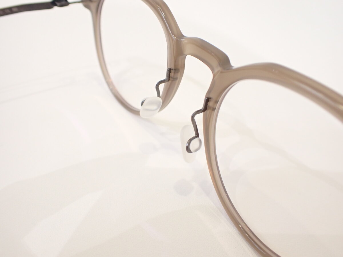 クラウンパントのベージュフレーム｜MYKITA(マイキータ）「SAGA