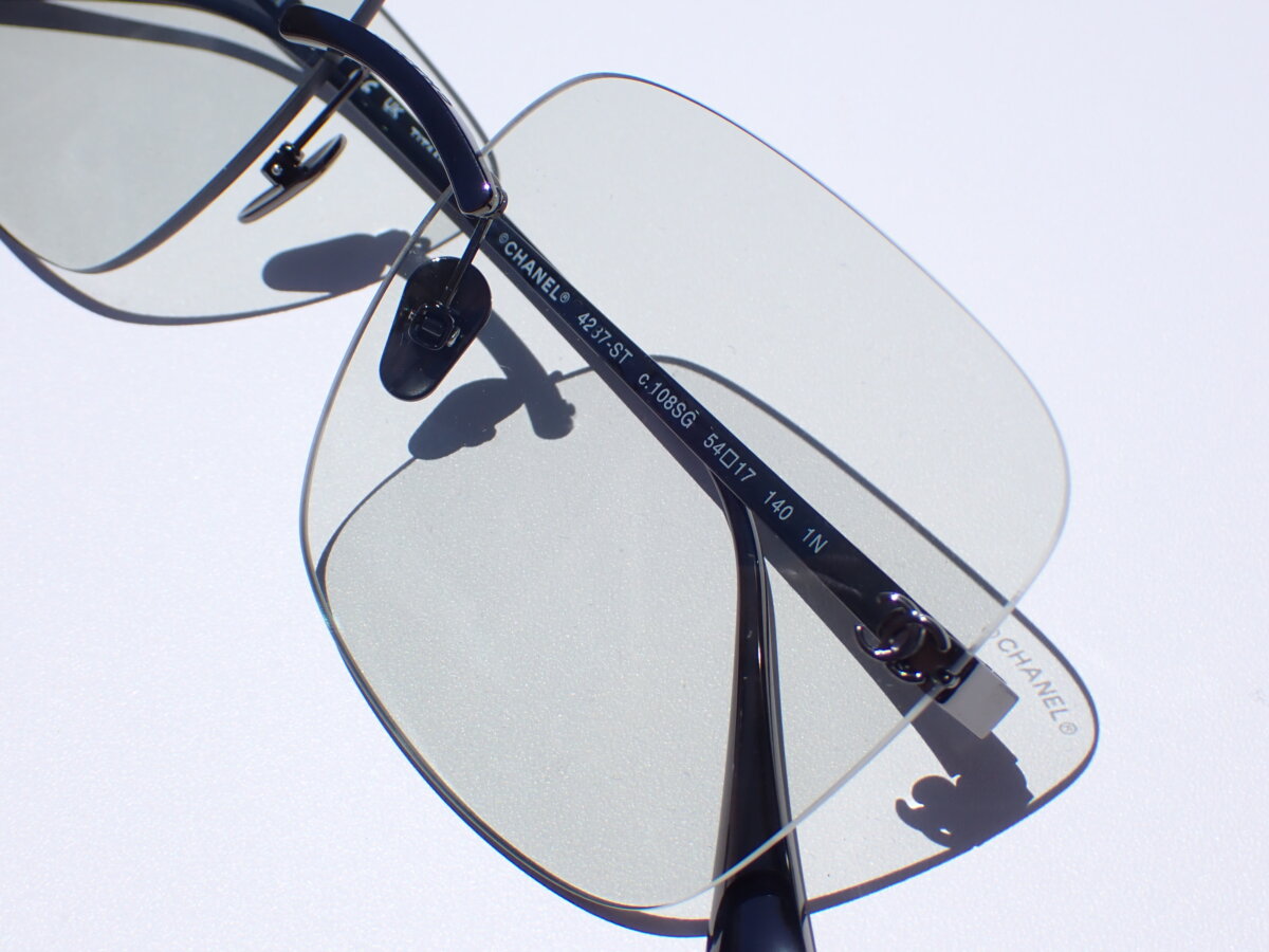 透明感を感じるリムレスサングラス｜シャネル（CHANEL） ｜ oomiya