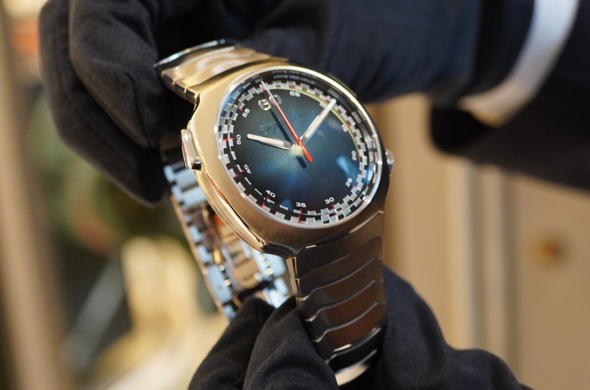 H.モーザー】実機レビュー 裏から見える機構に釘付け！「ストリーム