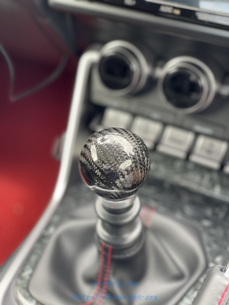 対策品に交換してもらったトムスのGR86カーボンシフトノブを取り付け
