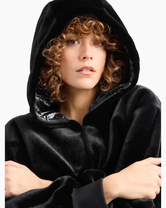 エンポリオ アルマーニ が提案する、2024 年秋冬新作アウターが登場