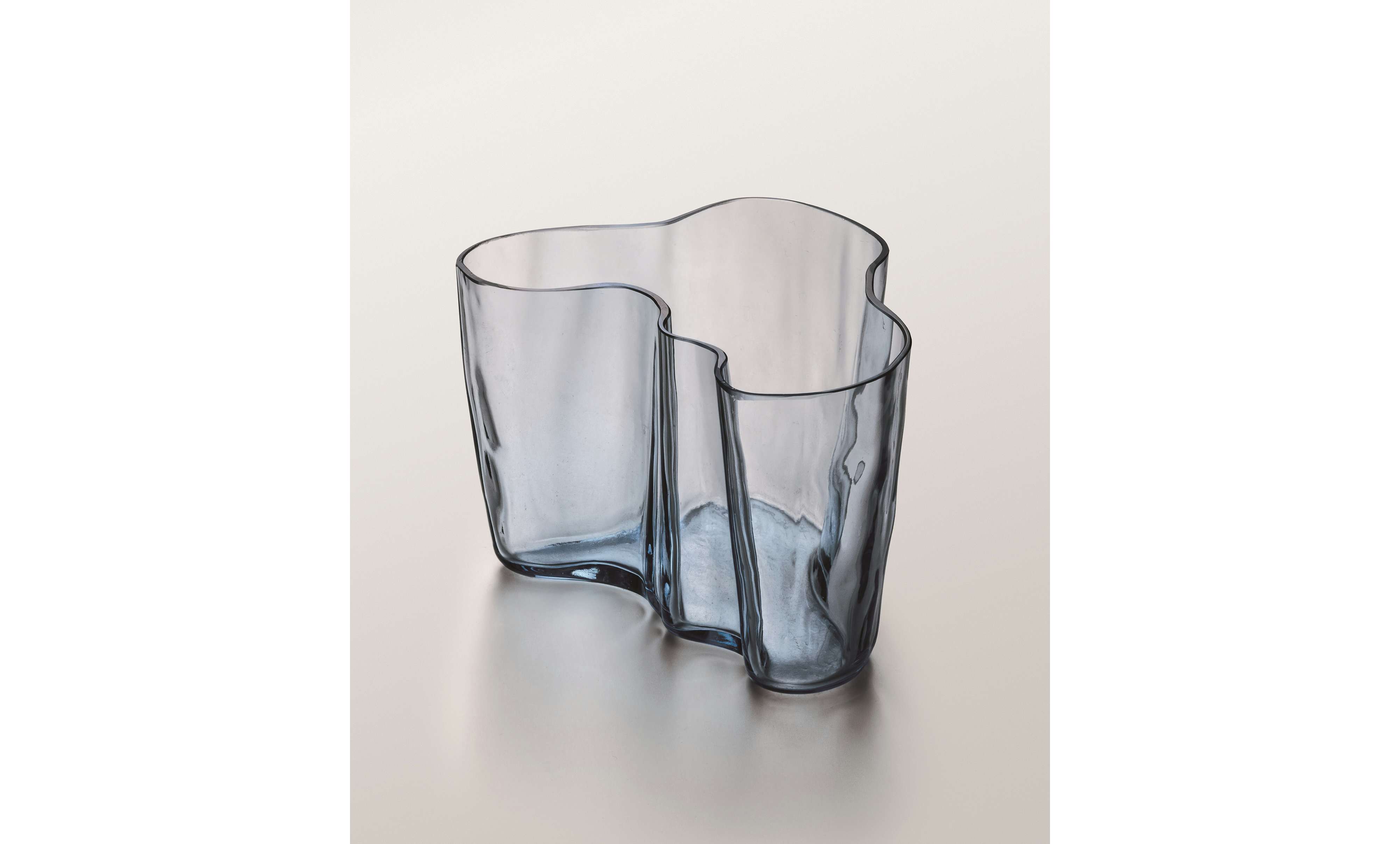 日本初、イッタラの大規模展覧会。140年の軌跡を450点以上の作品で