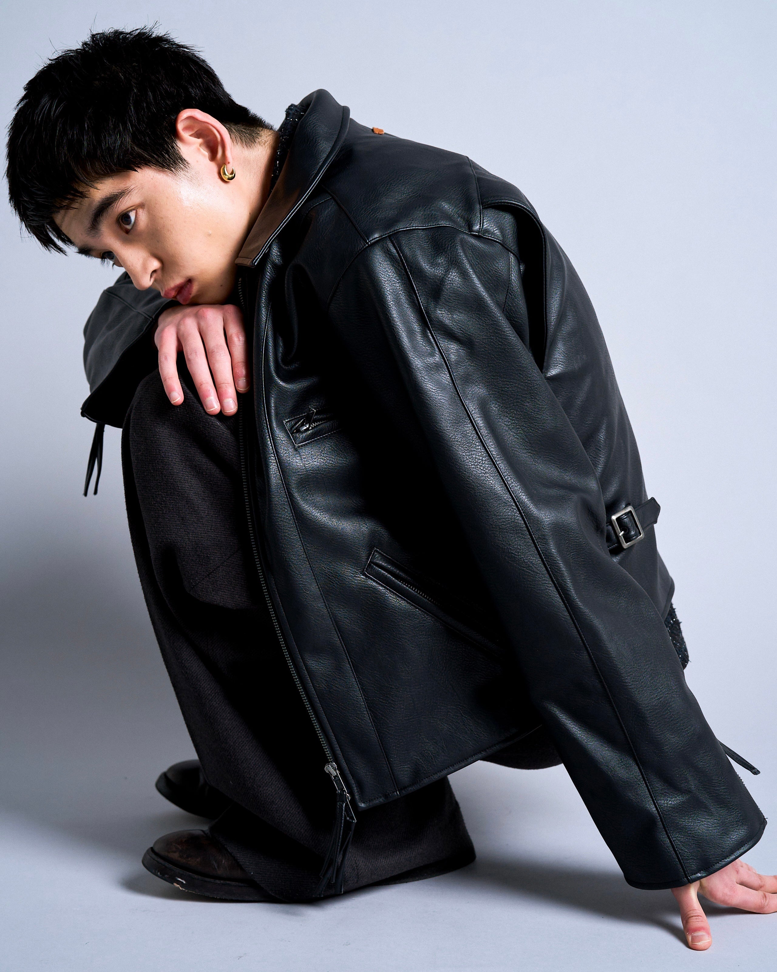 short length zipped PU-leather sport jacket – CAMPHOR WOOD