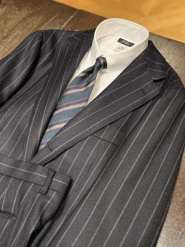 素敵なチョーク ストライプ スーツ。〈Brilla per il gusto