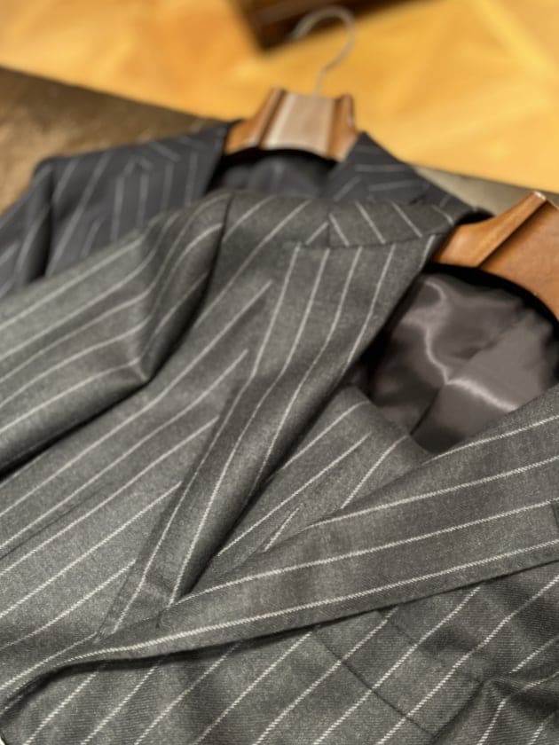 素敵なチョーク ストライプ スーツ。〈Brilla per il gusto