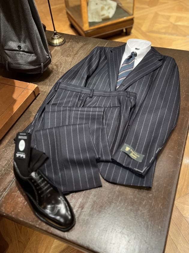 素敵なチョーク ストライプ スーツ。〈Brilla per il gusto