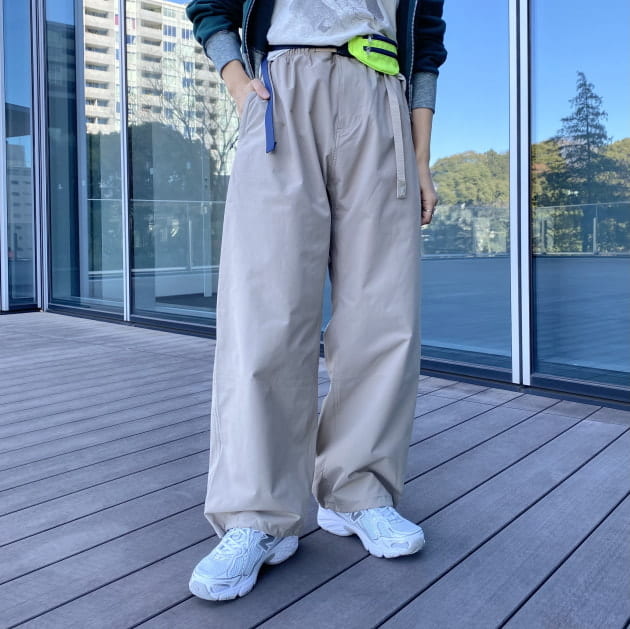 Gramicci〉別注！トレンド感も楽しめる新型イージーパンツ！｜ビームス