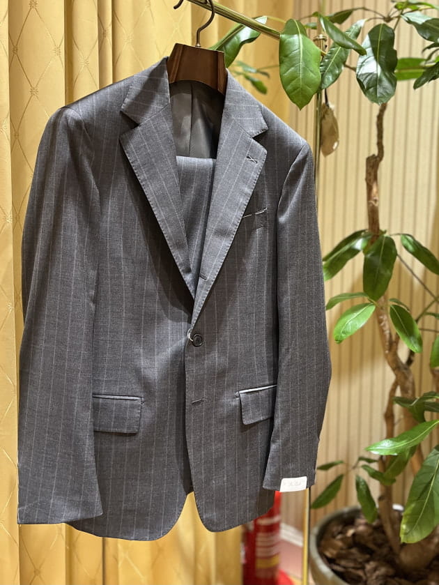 綺麗なチョークストライプ スーツ。〈De Petrillo〉｜ビームス ハウス