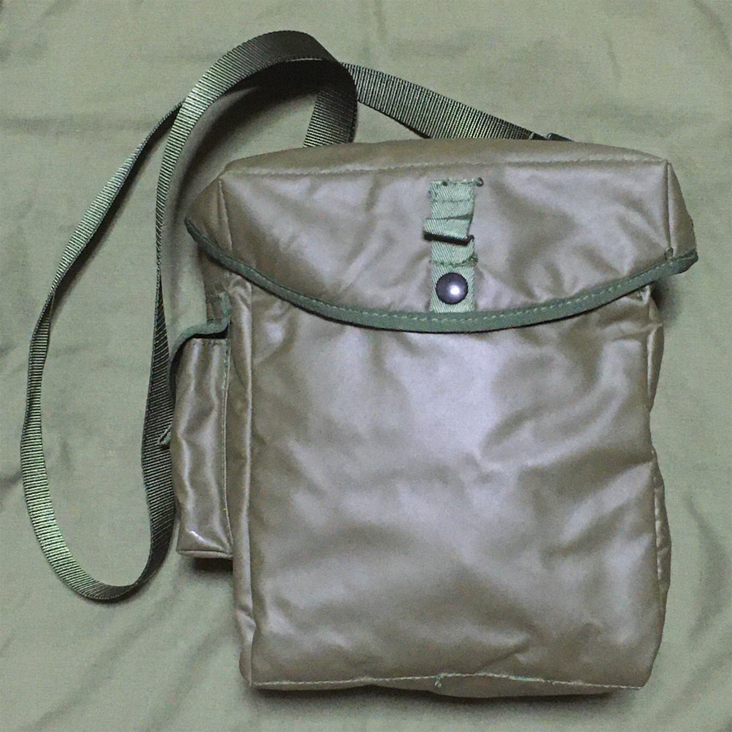 小粋なショルダーバッグ！【イギリス軍装備品】陸軍ガスマスク（レスピ