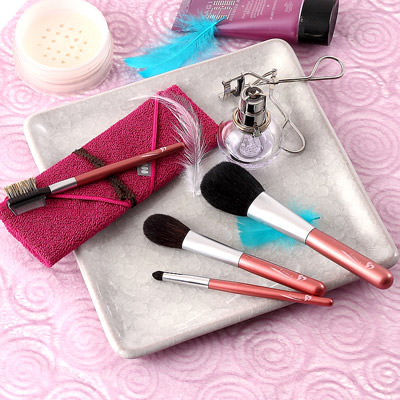 良質な素材と高い品質 熊野化粧筆 〈 発色が綺麗な4本セット 〉筆包み