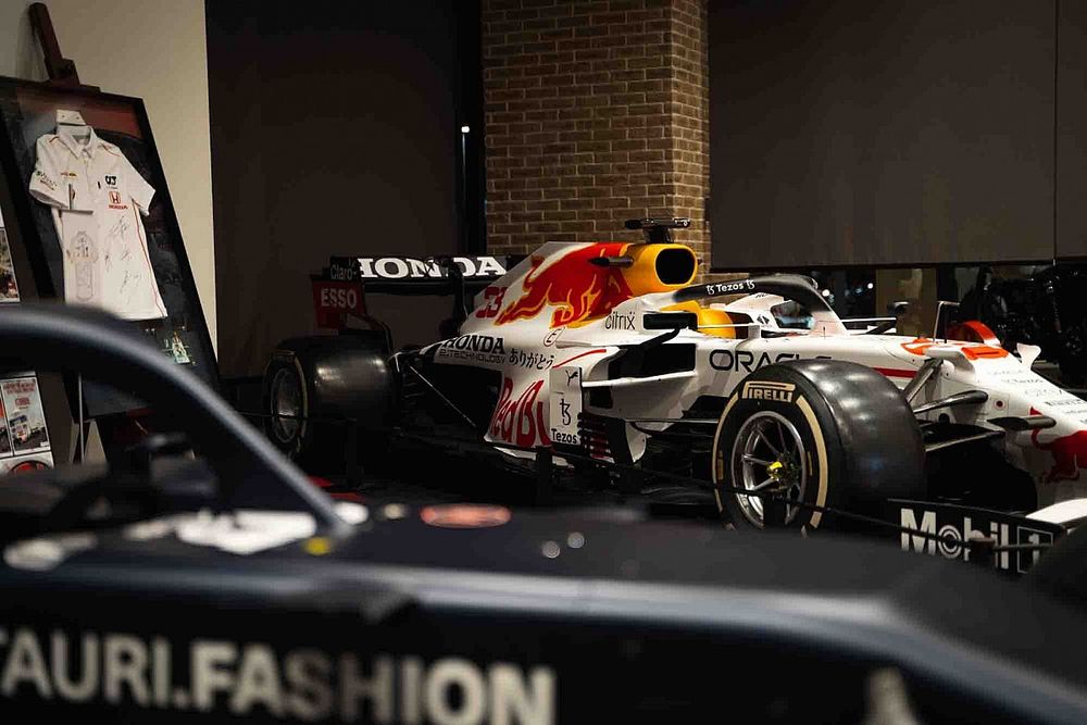 F1動画】レッドブル『RB16B ありがとう号』が”チャンピオンマシン