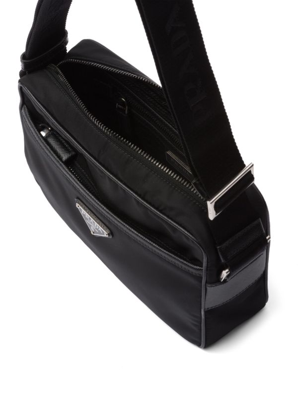 Prada ロゴプレート メッセンジャーバッグ | ブラック | FARFETCH JP