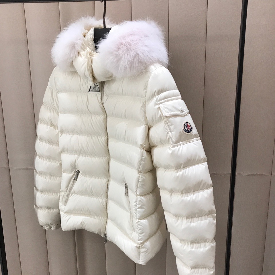 パリ直営店買付【MONCLER】Badyfフードファー付きショートダウン