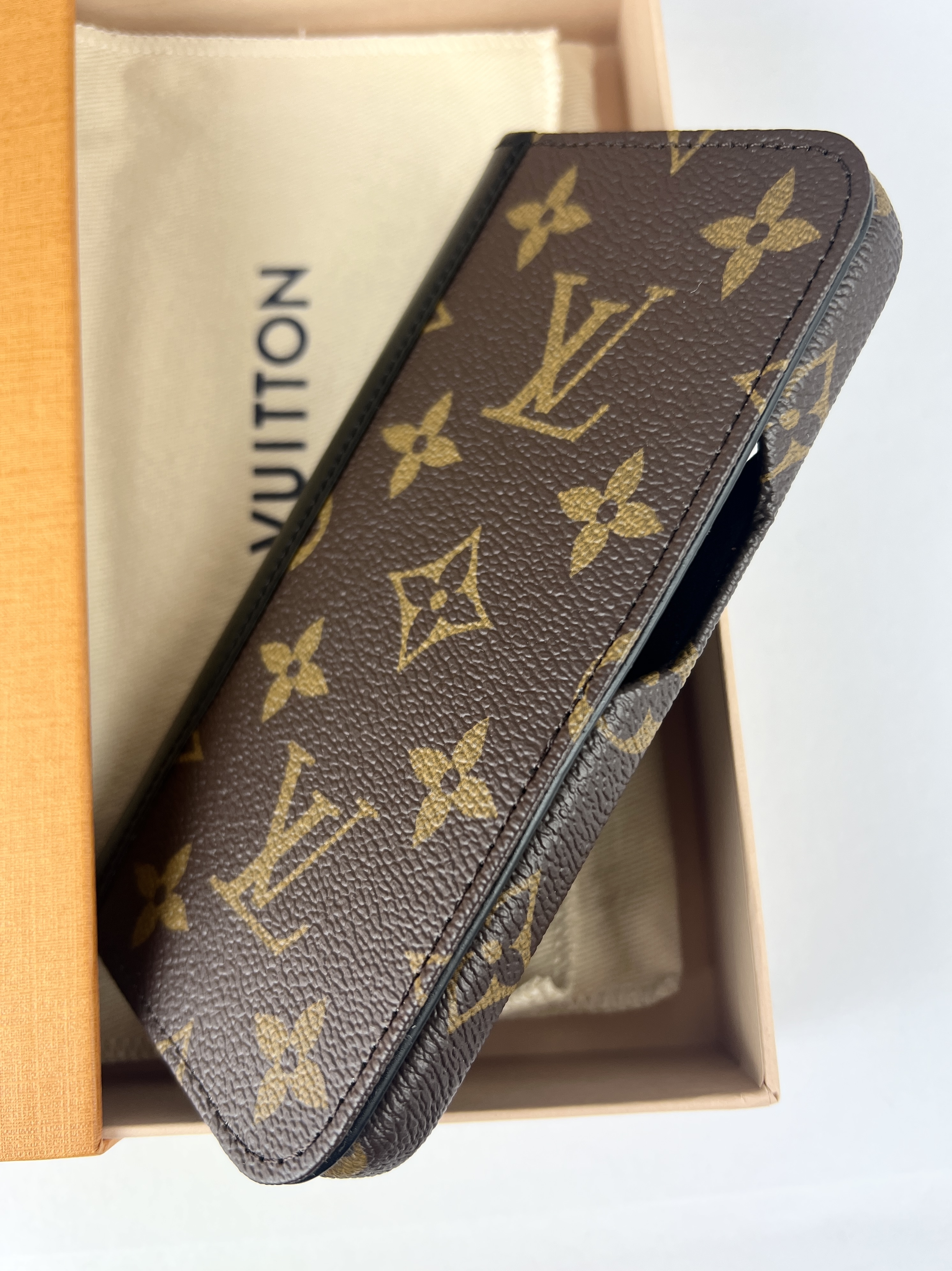 すぐ届く 国内配送 ルイヴィトン iPhone15 PROケース 手帳 (Louis