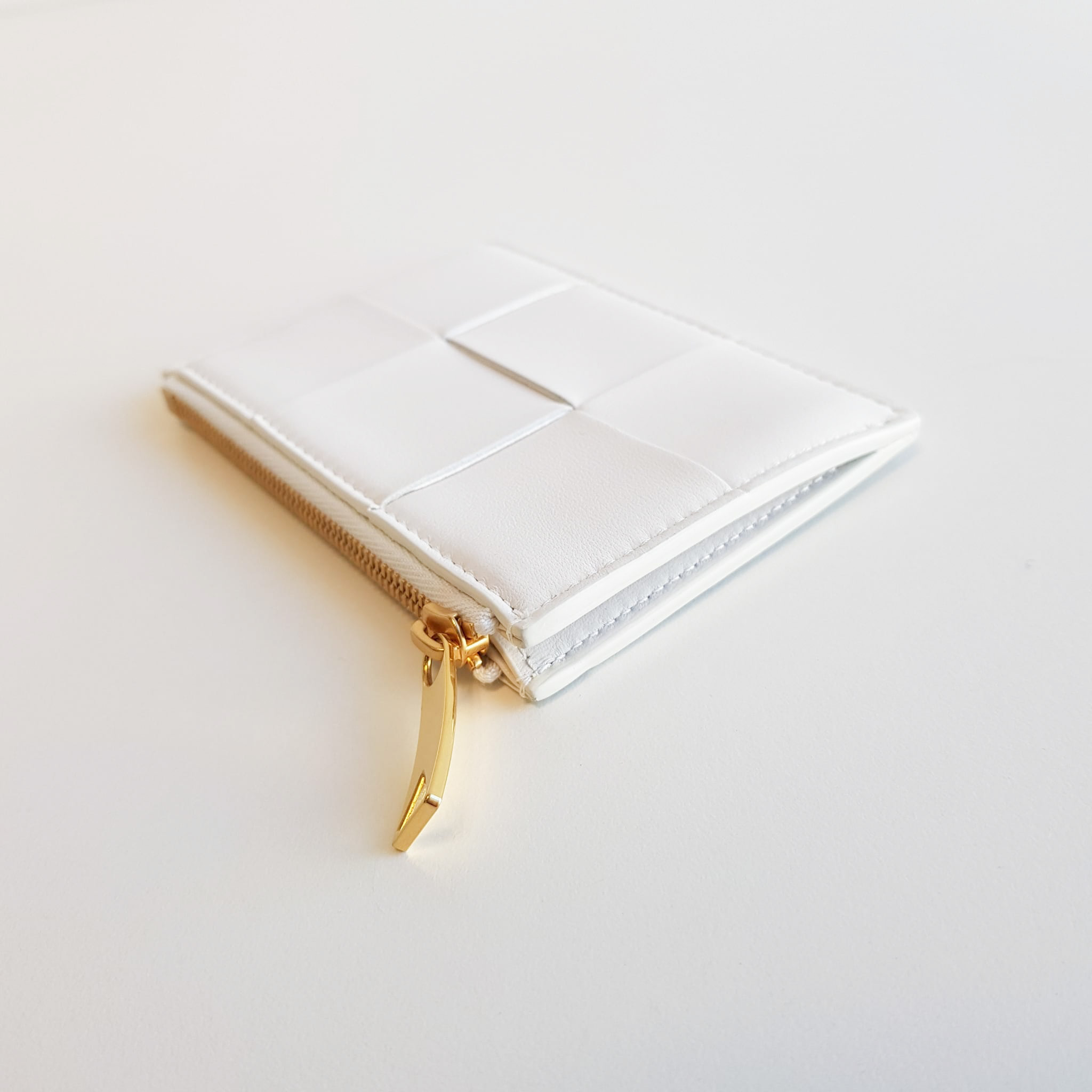 即発】☆BOTTEGA VENETA☆ファスナー付きカードケース CHALK (BOTTEGA