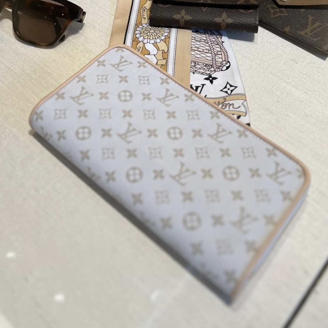 ダブルファスナーで開閉しやすい◎】ルイヴィトン 長財布 (Louis