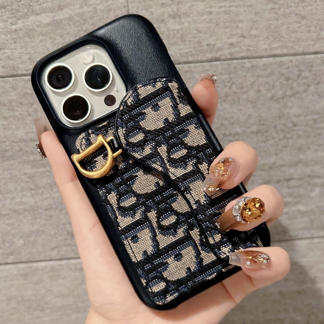 カードスロット付き】Dior iPhoneケース 15 Pro (Dior/iPhone