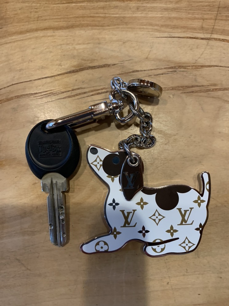 ワンちゃん好きへのプレゼント♪】ルイヴィトン キーホルダー (Louis