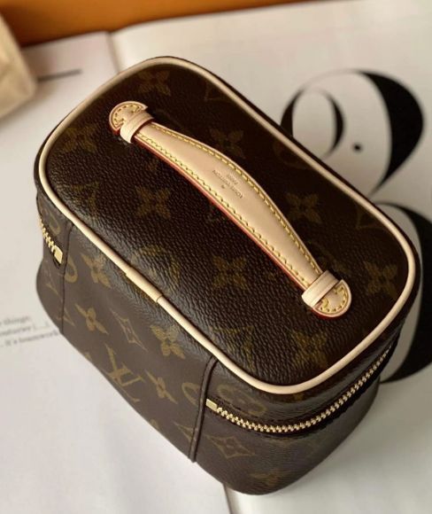 国内直営即発】LV モノグラム バニティ バッグ ニース・ナノ (Louis