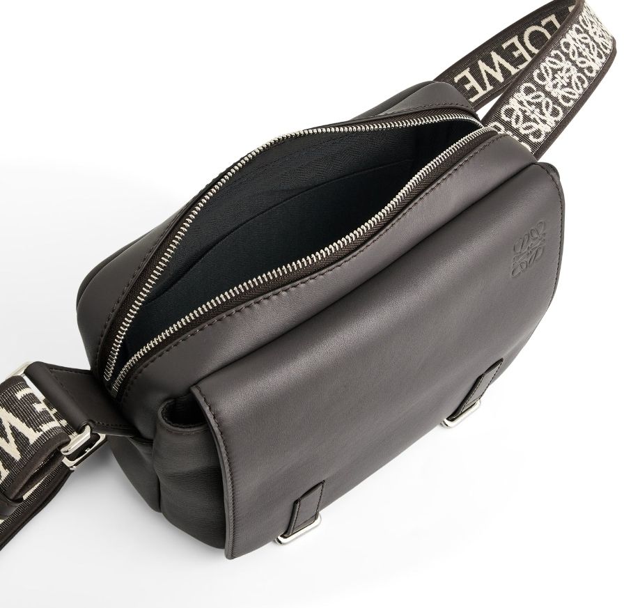 送料関税込☆LOEWE ミリタリー メッセンジャーバッグ XS☆大人気