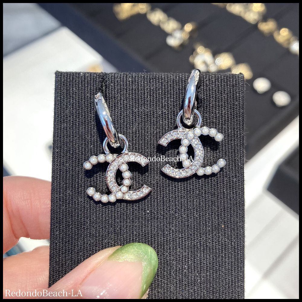 超希少】気品溢れるシルバー☆CHANEL☆ピアス☆揺れるCC (CHANEL