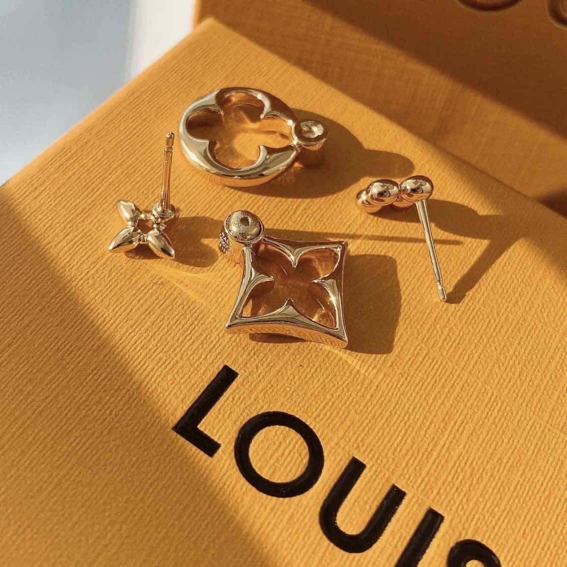 オシャレさん必見【LOUIS VUITTON】ピアス・LV フラワーグラム (Louis