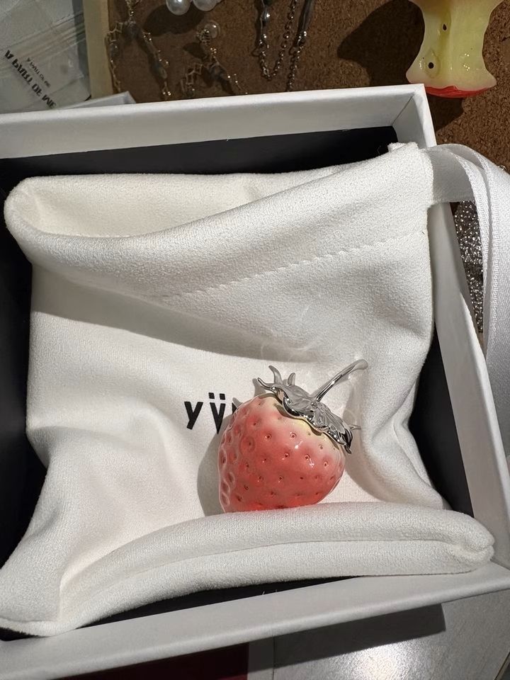 YVMIN☆苺 ストロベリーパヴェスタッドピアス（シングル） YV32 (YVMIN