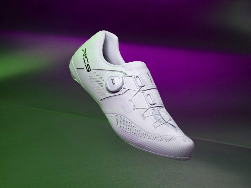 シマノのロードバイク用シューズのミドルグレード「RC5」が