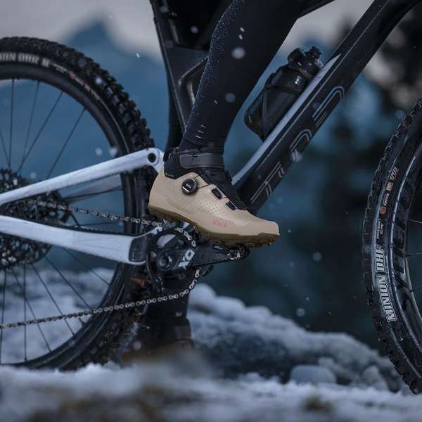 フィジークの人気ウィンターシューズ「テラ・アルティカ GTX」に新色