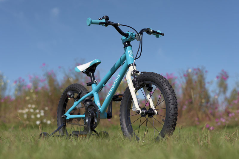 ライドオアシスとヨツバサイクルがコラボしたキッズバイク発売