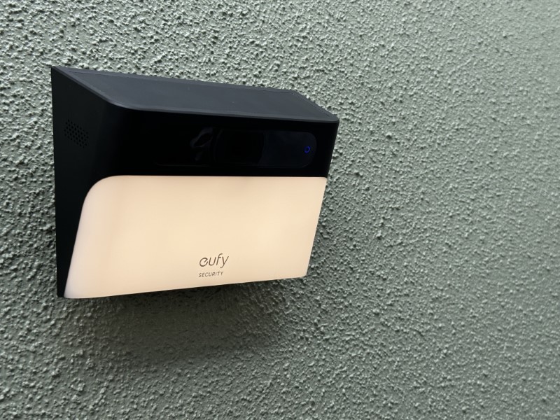Ankerの屋外カメラ「Eufy Solar Wall Light Cam S120」、配線も充電も