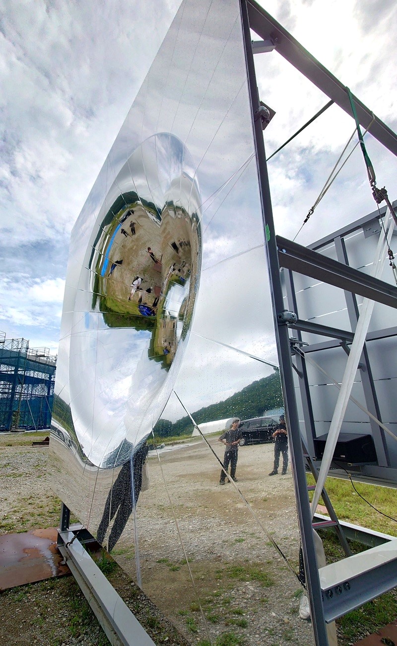 落合陽一氏の万博パビリオン「ヌルヌル」、風景ゆがむ世界初のミラー膜