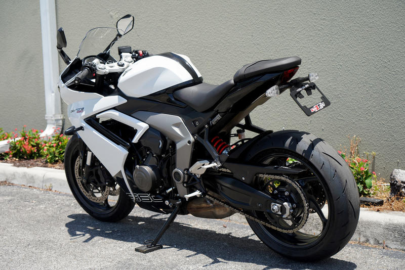 2025 Triumph Daytona 660 Snowdonia White/Sapphire Black | Riders