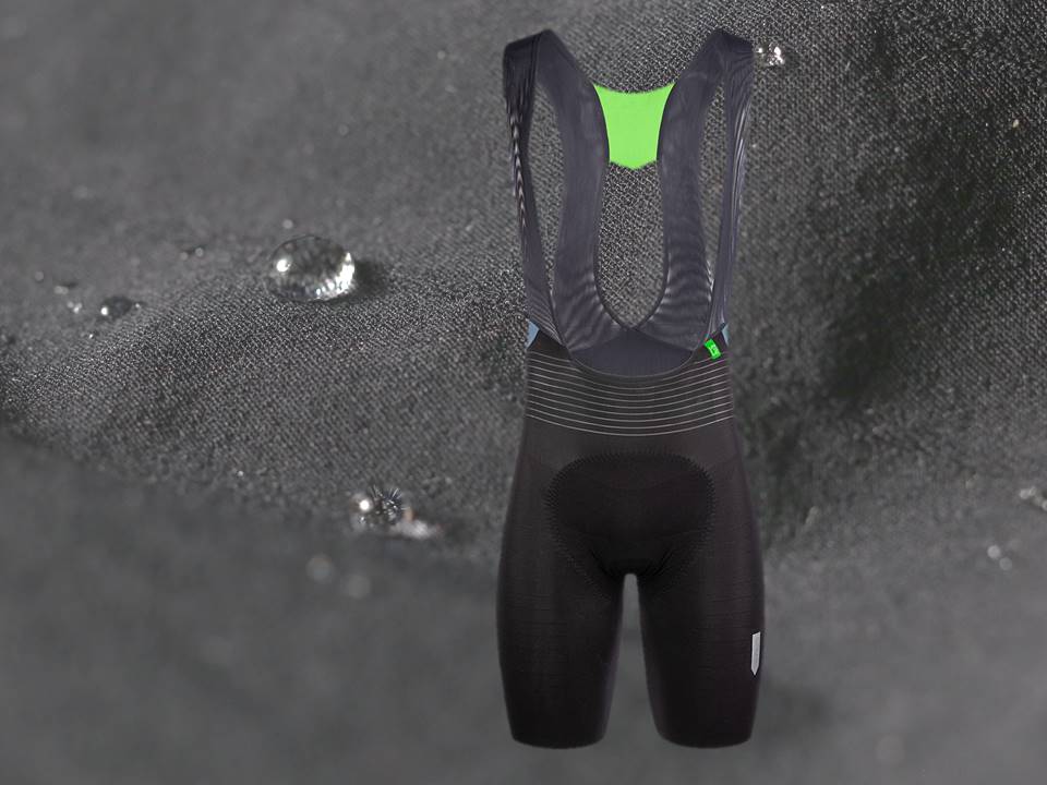 小雨を弾くサイクルパンツで知られるイタリア「Q36.5」からNEWビブ