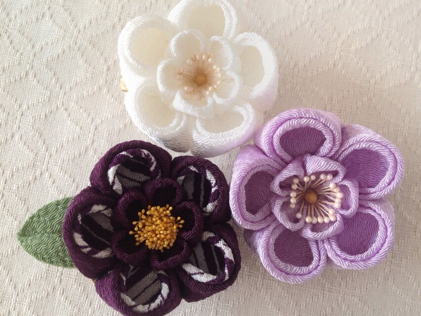 つまみ細工〉椿大輪の2way(一輪・深紫) | iichi 日々の暮らしを