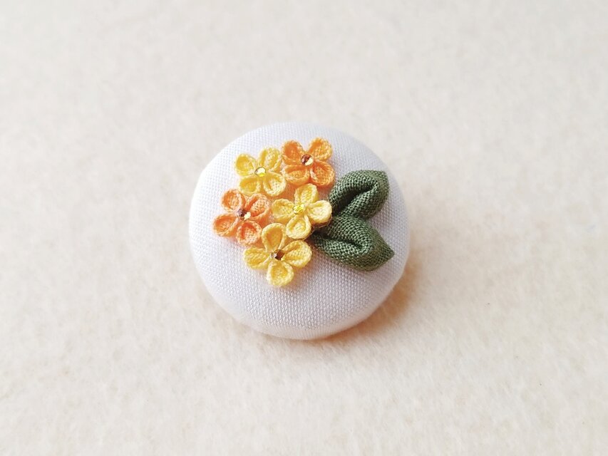 金木犀のくるみブローチ （ つまみ細工＊受注制作 ） | iichi 日々の