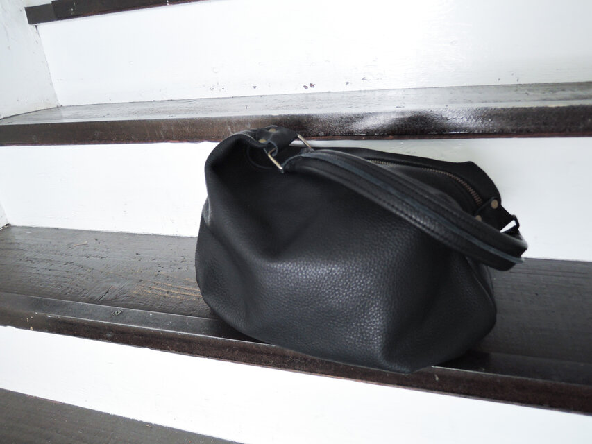 nil】神戸 レザー 肩掛け ワンショルダー バッグ 牛革 ブラック nl-027