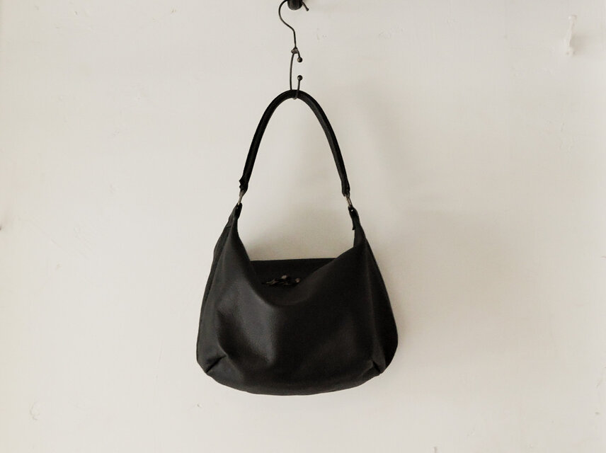 nil】神戸 レザー 肩掛け ワンショルダー バッグ 牛革 ブラック nl-027