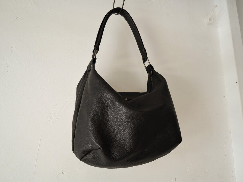 nil】神戸 レザー 肩掛け ワンショルダー バッグ 牛革 ブラック nl-027