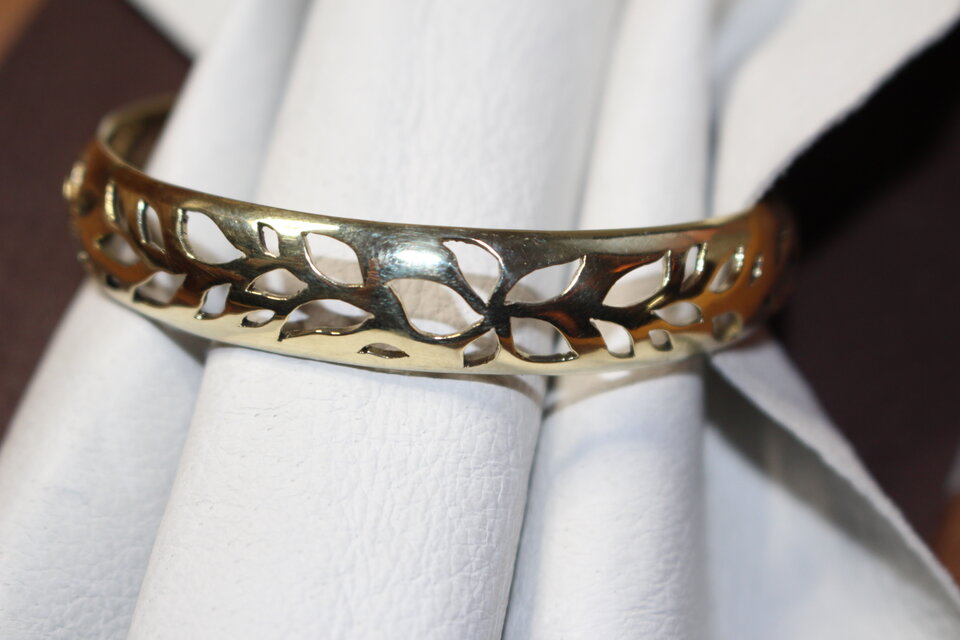 花とリーフの透かし模様のバングル | iichi 日々の暮らしを心地よく