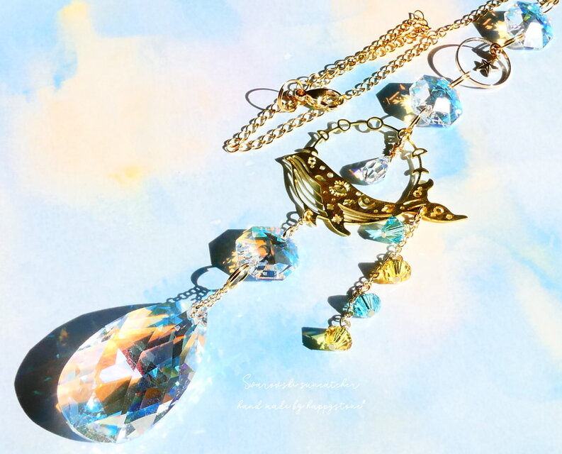 スワロフスキーオーロラ雫＊空飛ぶクジラのサンキャッチャー | iichi