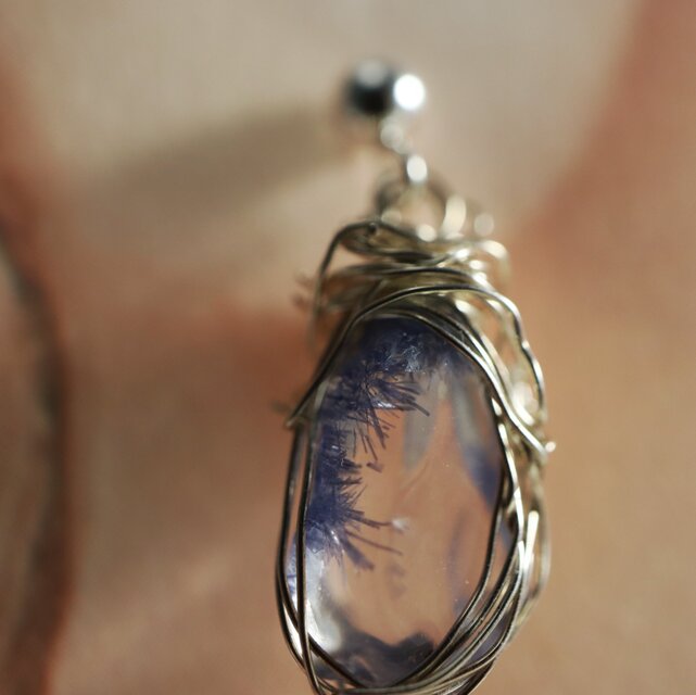 デュモルチェライトインクォーツのピアス | iichi 日々の暮らしを