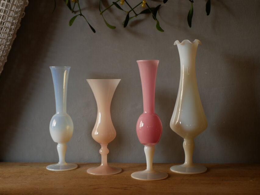 オパリンガラス フラワーベース BLANC フランスヴィンテージ