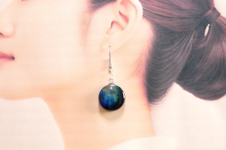 レジンアート ラウンドピアス〈青い炎〉 | iichi 日々の暮らしを