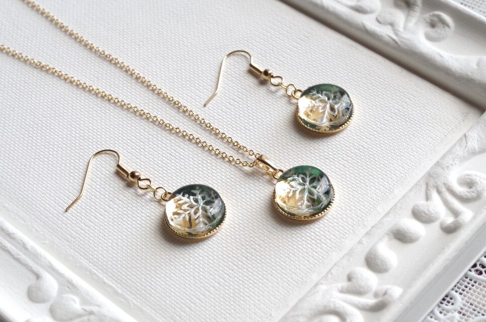 レジンアート 雪の結晶のラウンドピアス〈グリーンゴールド〉 | iichi