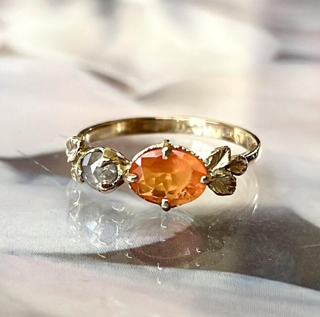 オレンジファイアオパールとローズカットダイヤの指輪(K18) | iichi