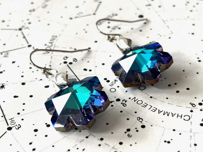 ピアス 雪の結晶のカットガラスビーズ 青 ブルー 水色 シルバー 冬